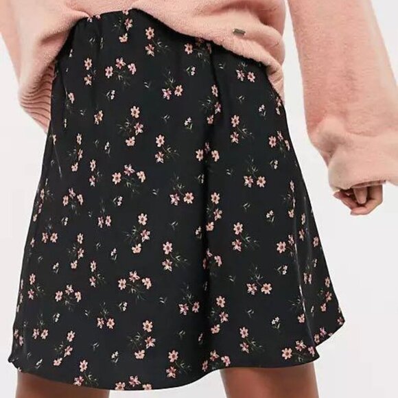 Hollister Dresses & Skirts - Hollister Womens Ultra High Rise Floral Short Skirt Size Large Black Lined